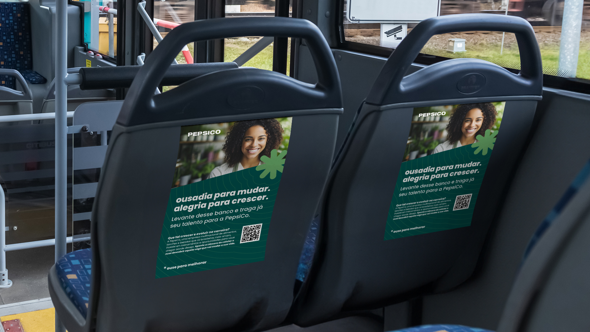 Mobiliário urbano da campanha em ponto de ônibus