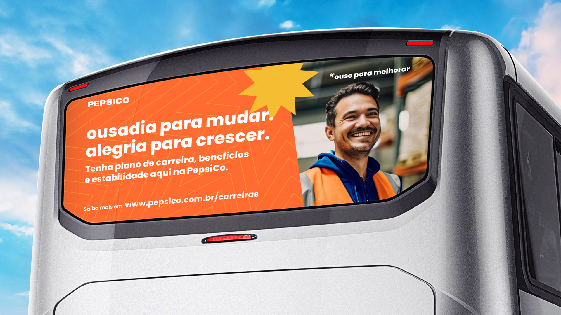 Traseira de ônibus com a campanha PepsiCo